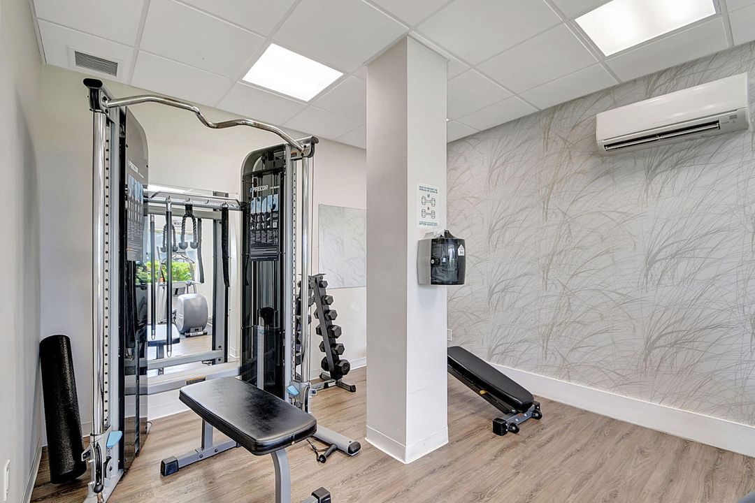 For Rent: $5,000 (1 beds, 1 baths, 724 Square Feet)