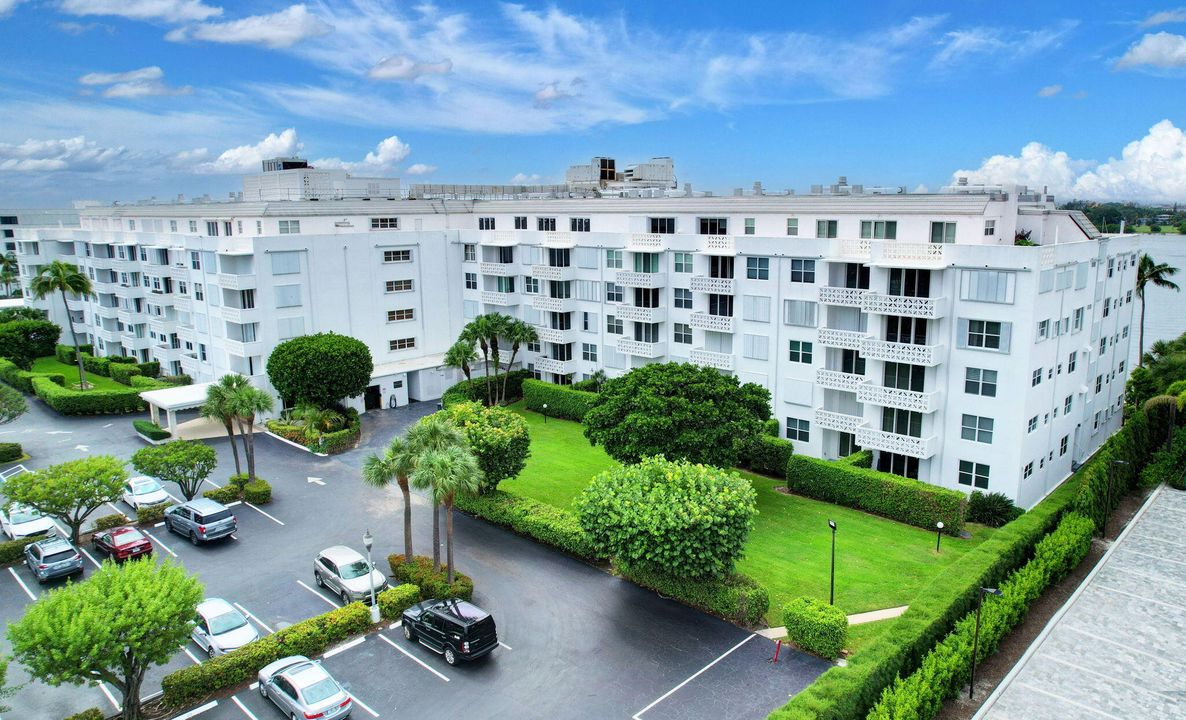 For Rent: $5,000 (1 beds, 1 baths, 724 Square Feet)