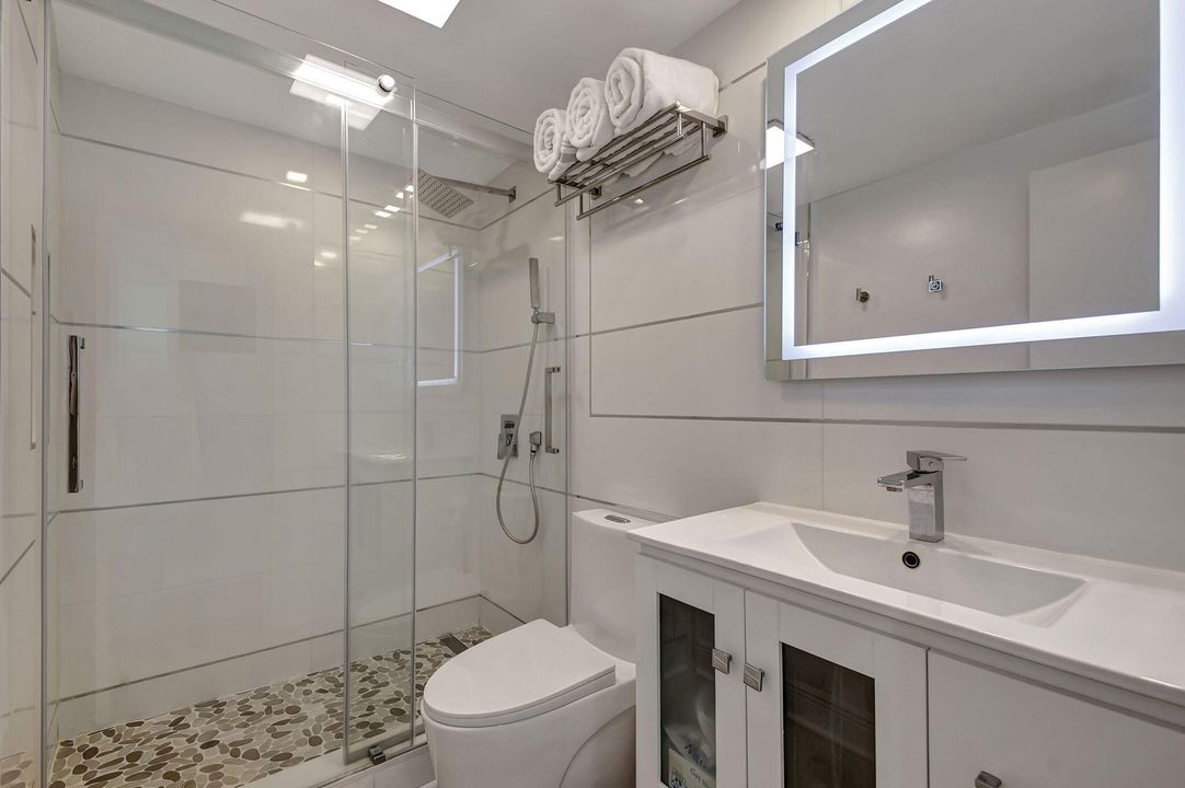 For Rent: $5,000 (1 beds, 1 baths, 724 Square Feet)