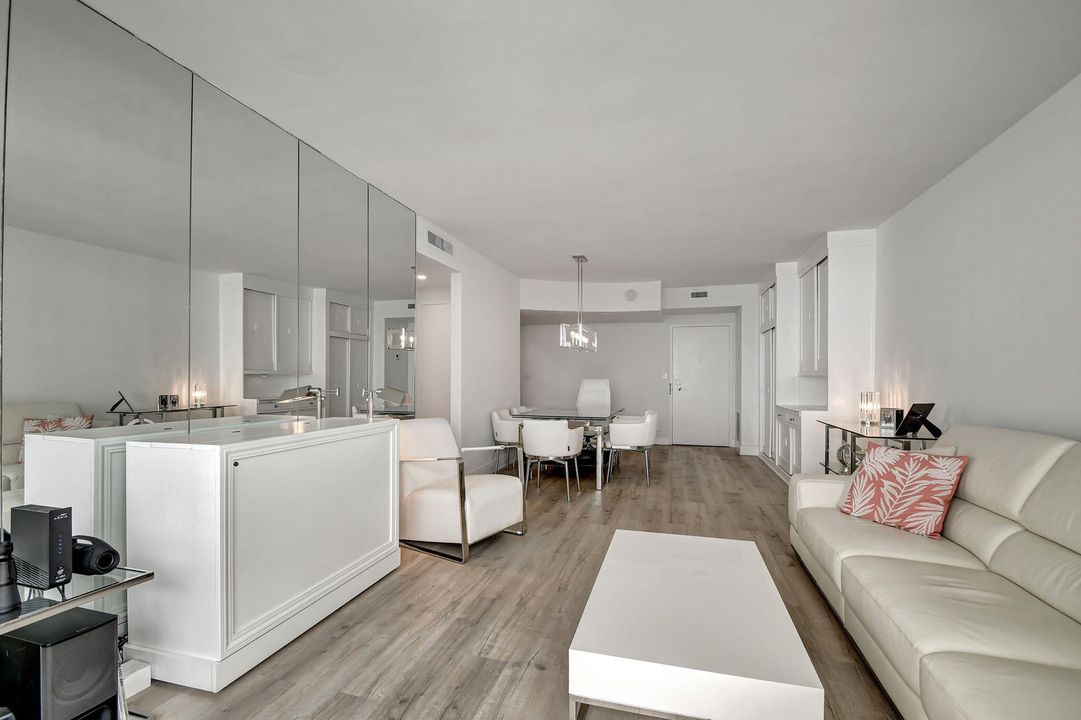 For Rent: $5,000 (1 beds, 1 baths, 724 Square Feet)