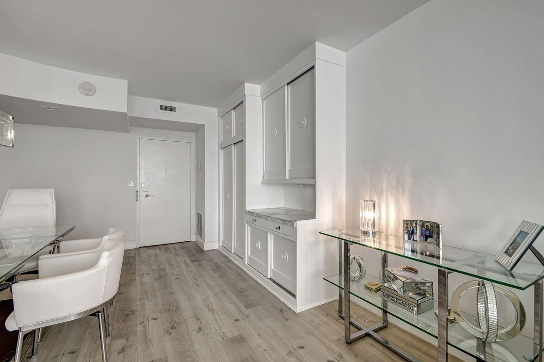 For Rent: $5,000 (1 beds, 1 baths, 724 Square Feet)