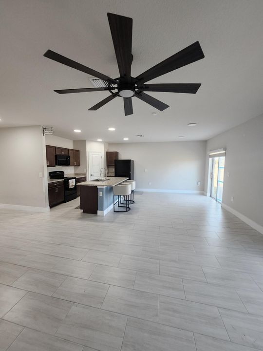 For Sale: $379,900 (4 beds, 2 baths, 1715 Square Feet)