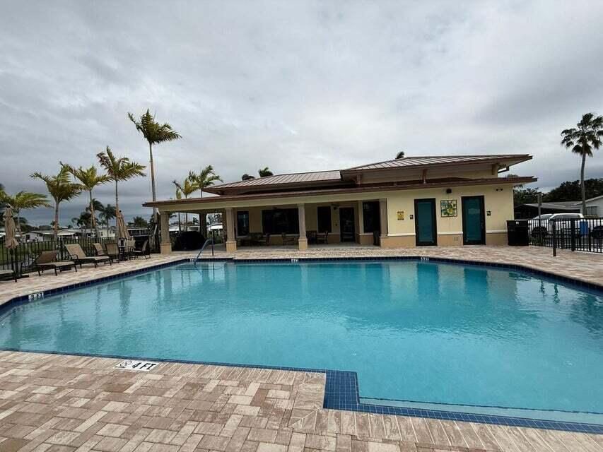 待售: $99,000 (2 贝兹, 1 浴室, 1400 平方英尺)