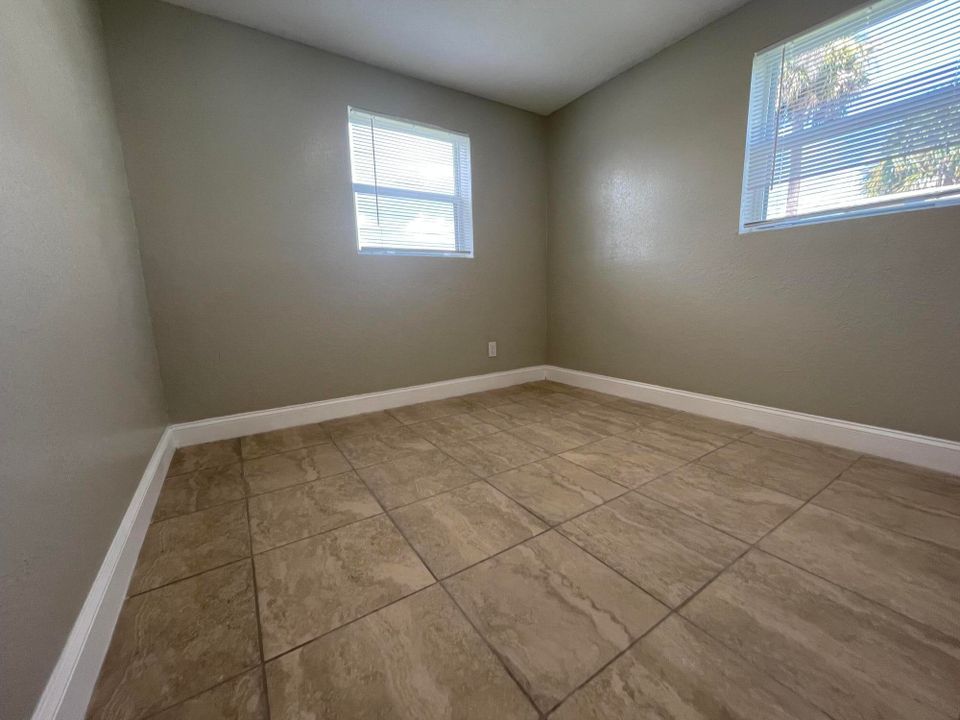 For Rent: $1,400 (2 beds, 1 baths, 576 Square Feet)