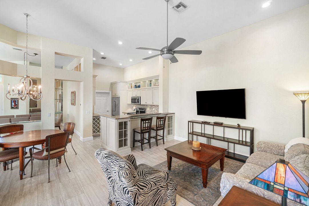 Под контрактом: $499,999 (3 спален, 3 ванн, 1835 Квадратных фут)