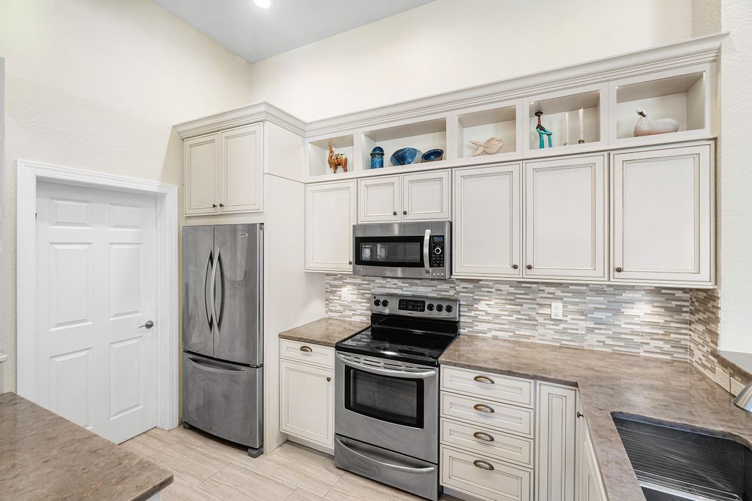 Под контрактом: $499,999 (3 спален, 3 ванн, 1835 Квадратных фут)