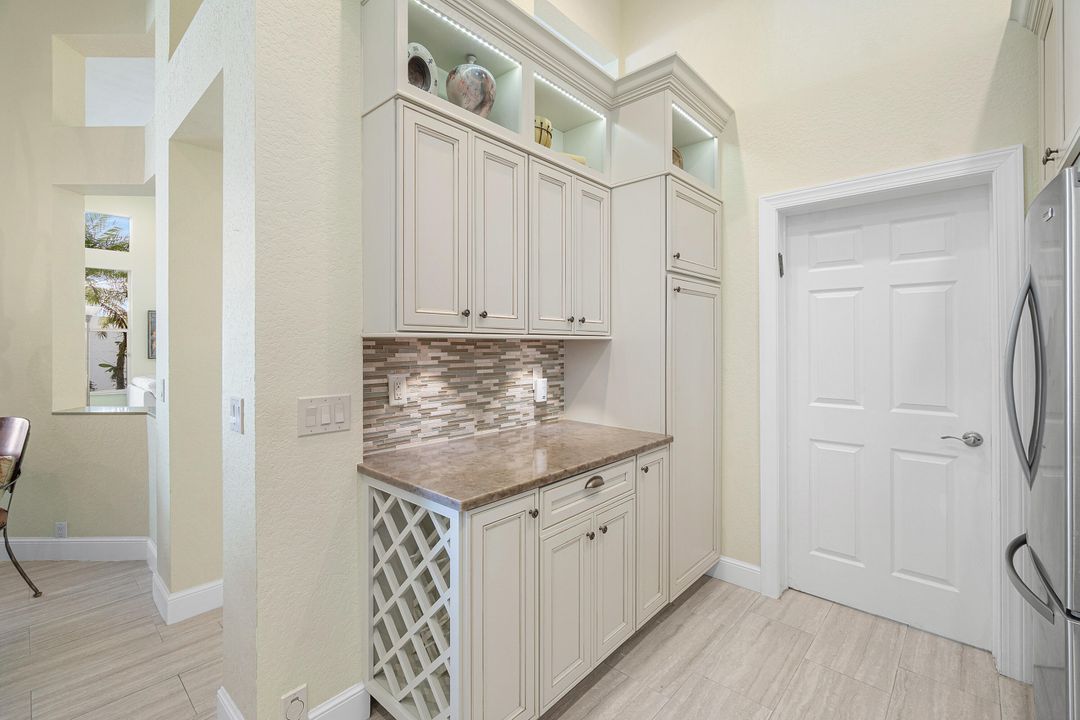 Под контрактом: $499,999 (3 спален, 3 ванн, 1835 Квадратных фут)