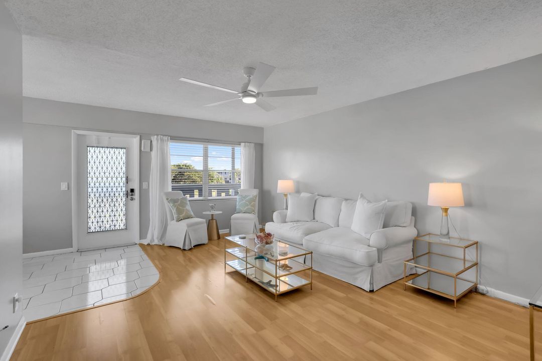 На продажу: $130,000 (2 спален, 1 ванн, 840 Квадратных фут)