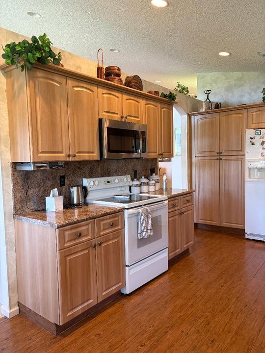 Active With Contract: $430,000 (3 beds, 2 baths, 1779 Square Feet)