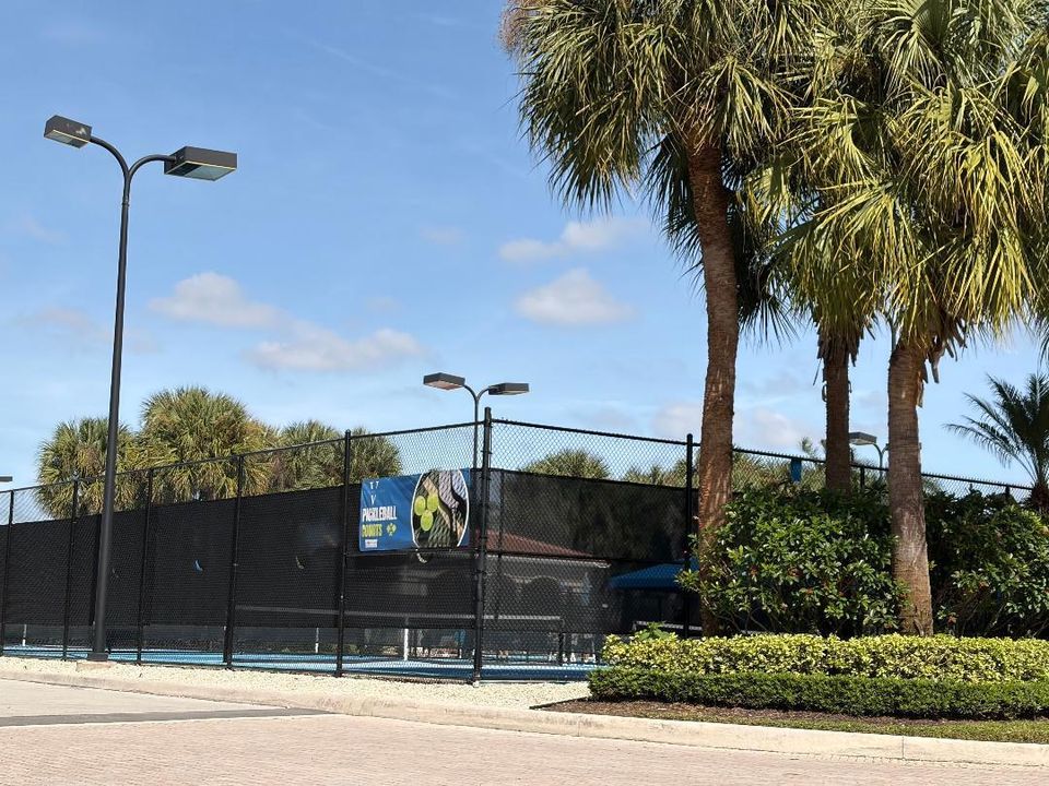 Active With Contract: $430,000 (3 beds, 2 baths, 1779 Square Feet)