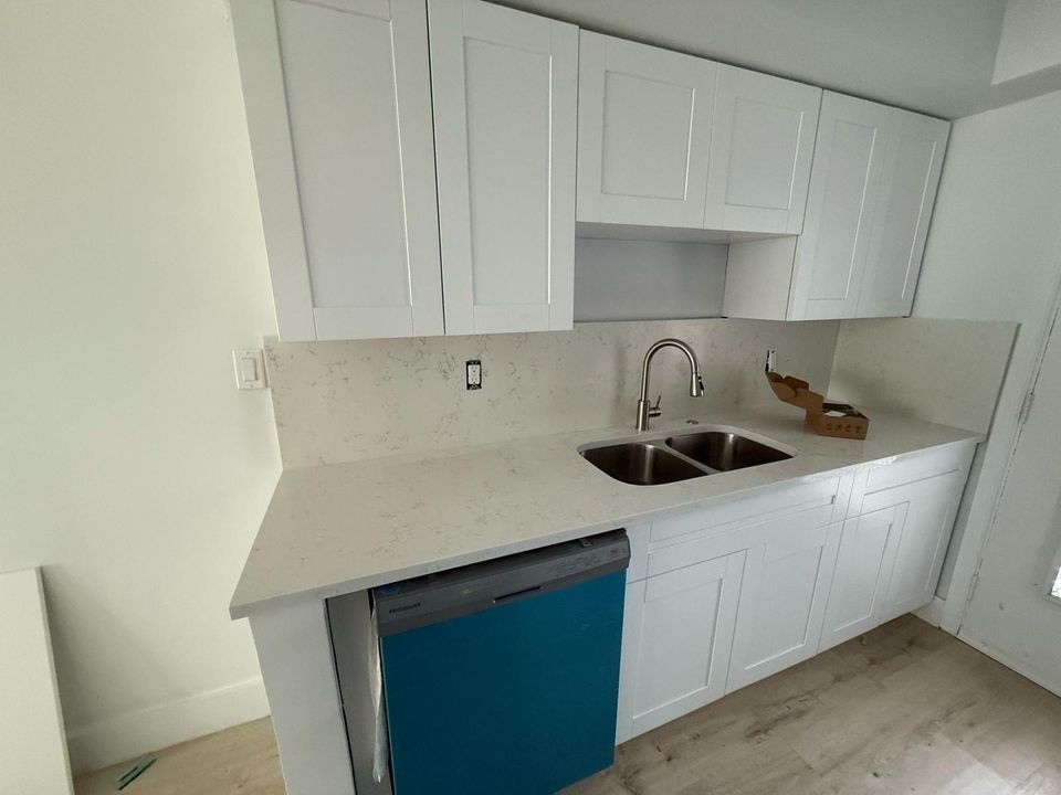 合同活跃: $1,550 (1 贝兹, 1 浴室, 640 平方英尺)