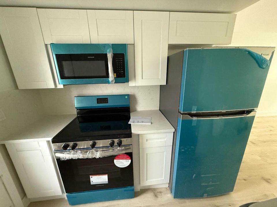 合同活跃: $1,550 (1 贝兹, 1 浴室, 640 平方英尺)