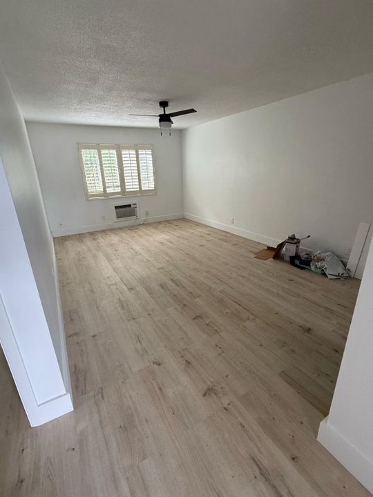 合同活跃: $1,550 (1 贝兹, 1 浴室, 640 平方英尺)