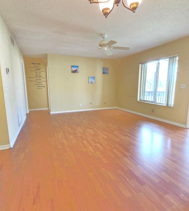 For Sale: $109,000 (1 beds, 1 baths, 632 Square Feet)