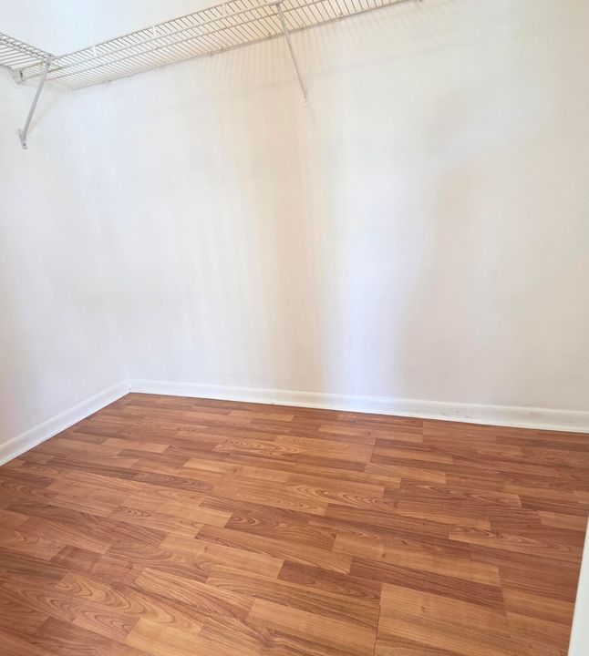 For Sale: $109,000 (1 beds, 1 baths, 632 Square Feet)