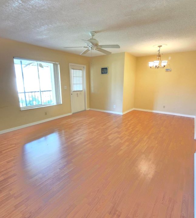 For Sale: $109,000 (1 beds, 1 baths, 632 Square Feet)