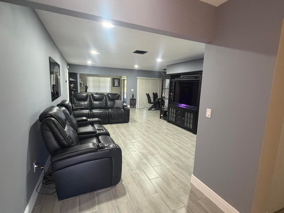 En Venta: $329,000 (2 camas, 2 baños, 1379 Pies cuadrados)