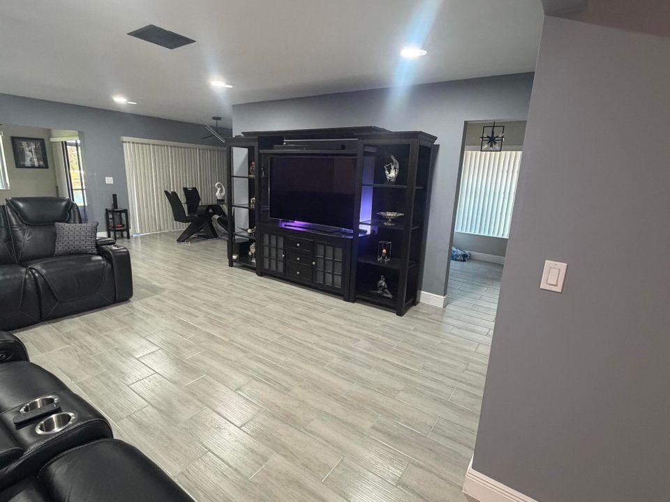 En Venta: $329,000 (2 camas, 2 baños, 1379 Pies cuadrados)