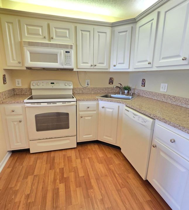 For Sale: $109,000 (1 beds, 1 baths, 632 Square Feet)