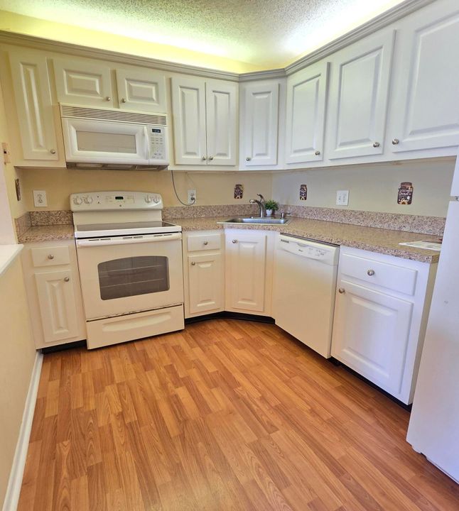For Sale: $109,000 (1 beds, 1 baths, 632 Square Feet)