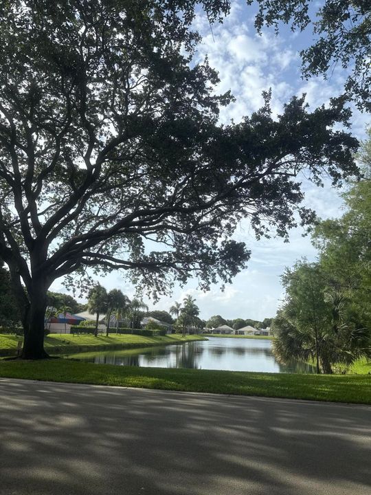 На продажу: $374,900 (2 спален, 2 ванн, 1152 Квадратных фут)