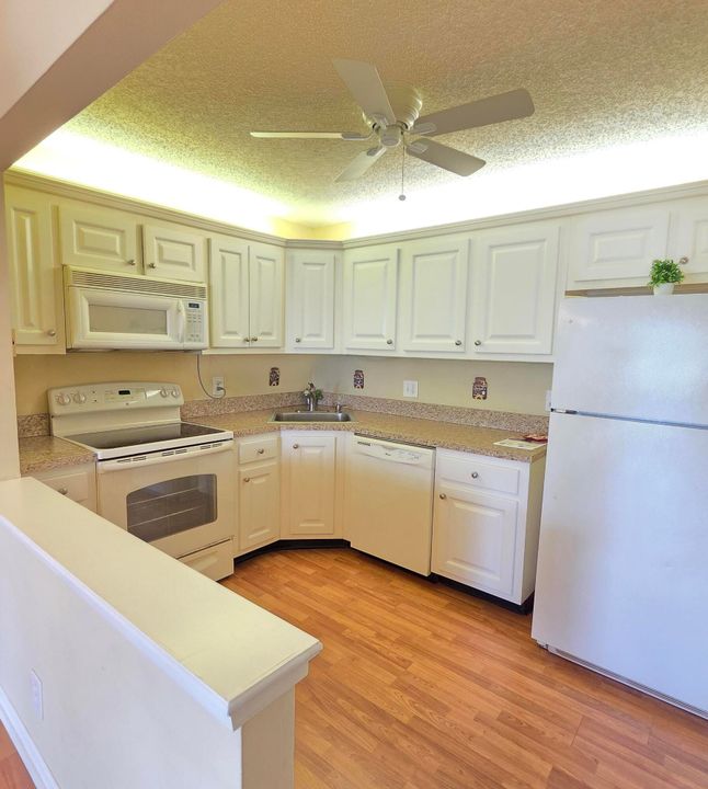 For Sale: $109,000 (1 beds, 1 baths, 632 Square Feet)