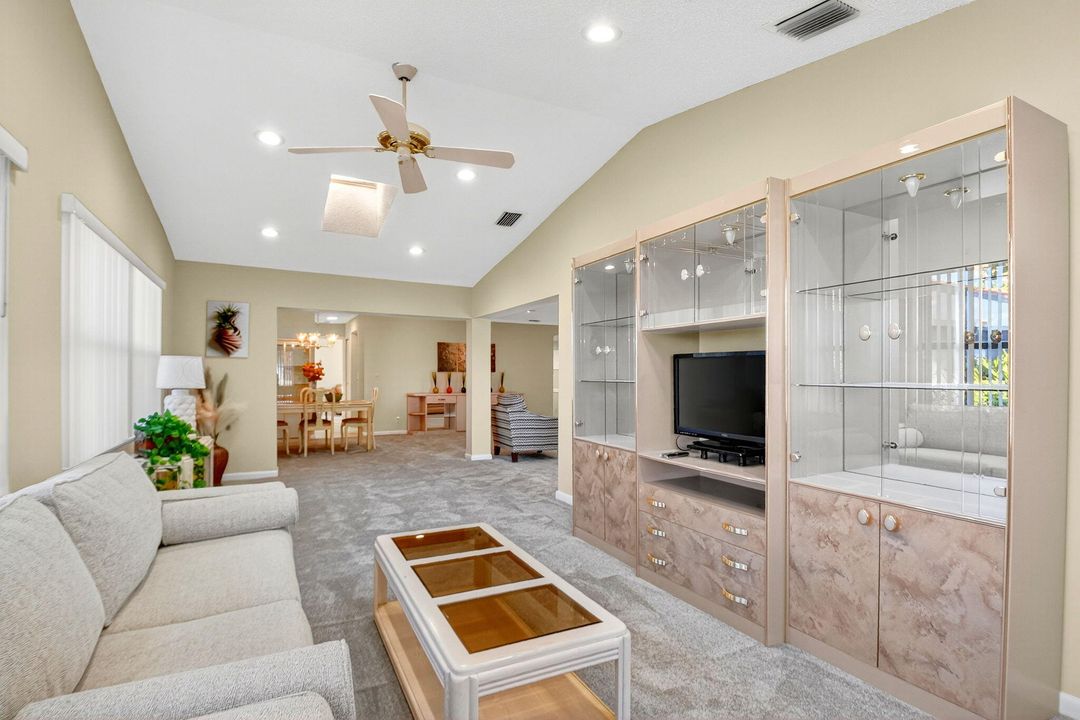 For Sale: $265,000 (2 beds, 2 baths, 1608 Square Feet)