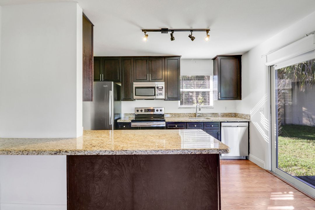 Под контрактом: $2,500 (2 спален, 2 ванн, 900 Квадратных фут)