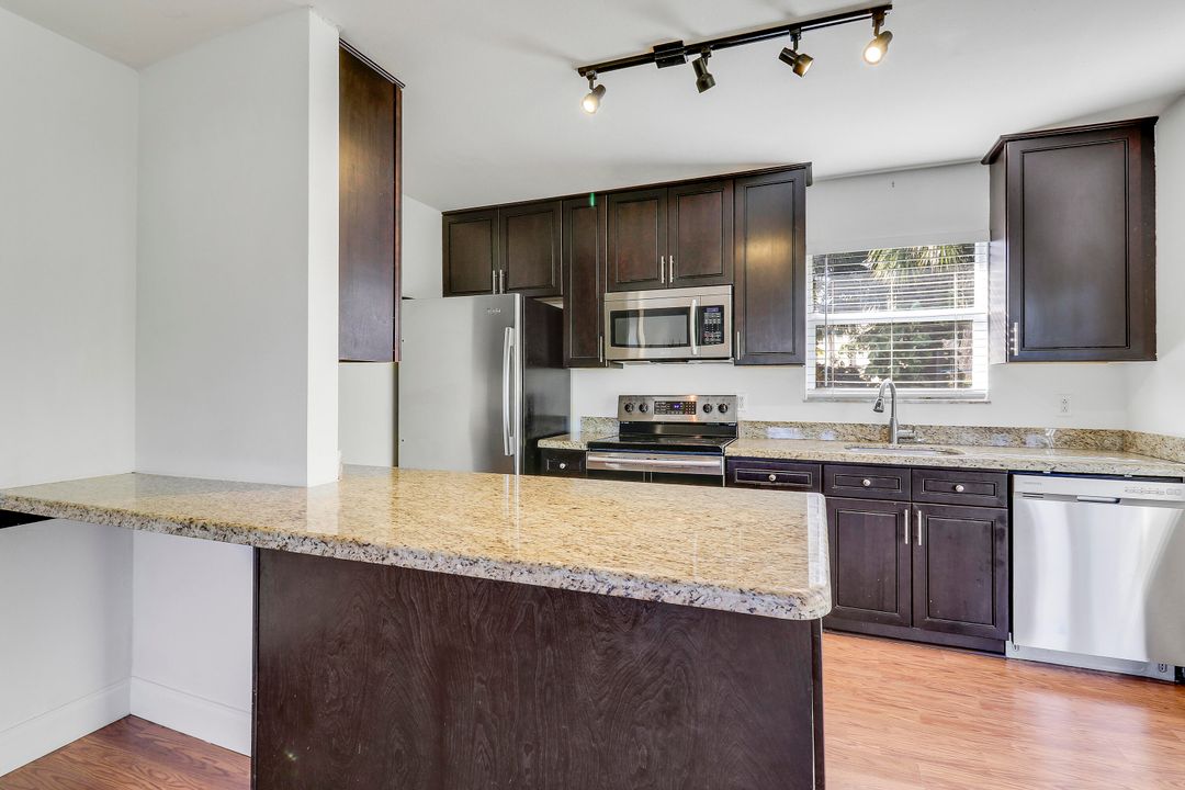 Под контрактом: $2,500 (2 спален, 2 ванн, 900 Квадратных фут)