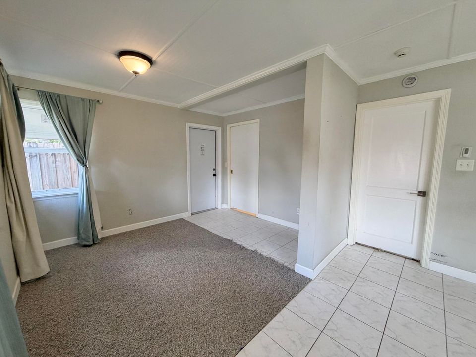 Active With Contract: $370,000 (2 beds, 2 baths, 1056 Square Feet)