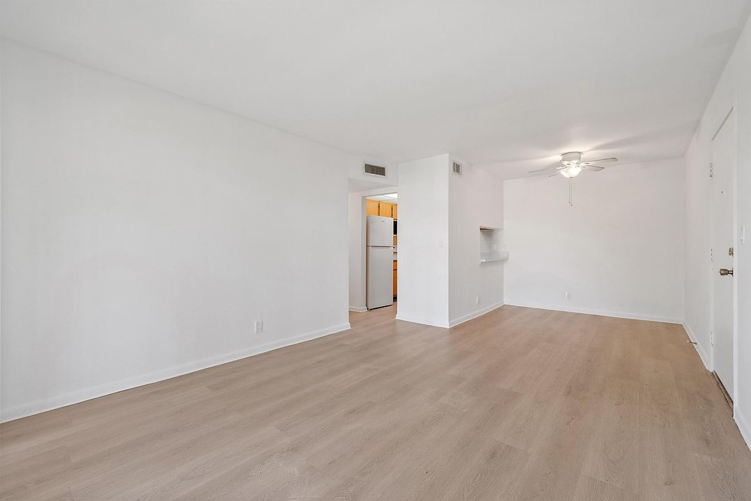 Active With Contract: $2,250 (2 beds, 2 baths, 798 Square Feet)