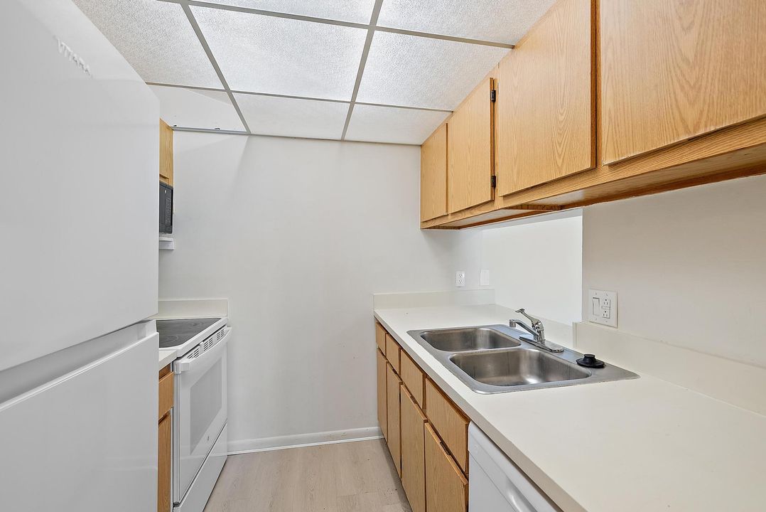 Active With Contract: $2,250 (2 beds, 2 baths, 798 Square Feet)
