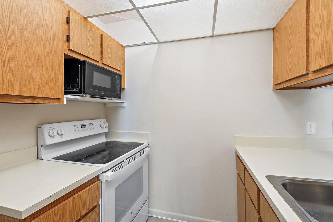 Active With Contract: $2,250 (2 beds, 2 baths, 798 Square Feet)
