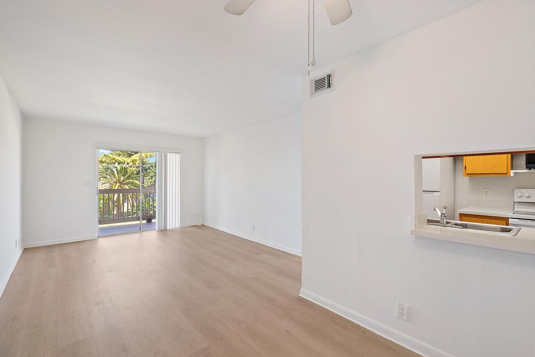 Active With Contract: $2,250 (2 beds, 2 baths, 798 Square Feet)
