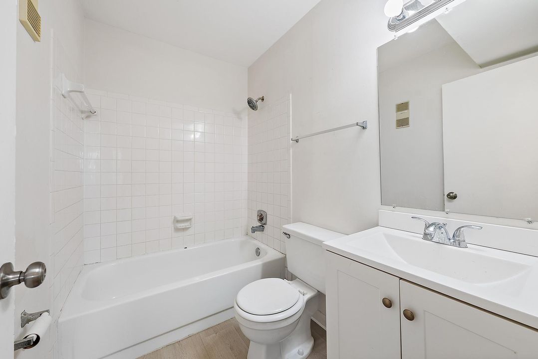 Active With Contract: $2,250 (2 beds, 2 baths, 798 Square Feet)