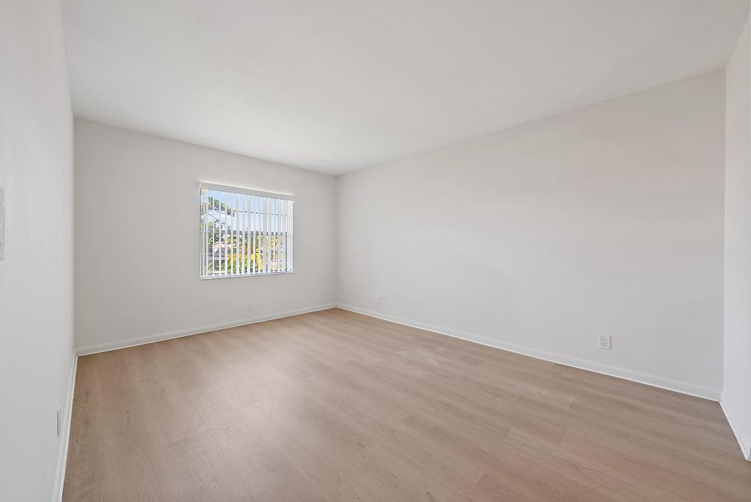Active With Contract: $2,250 (2 beds, 2 baths, 798 Square Feet)