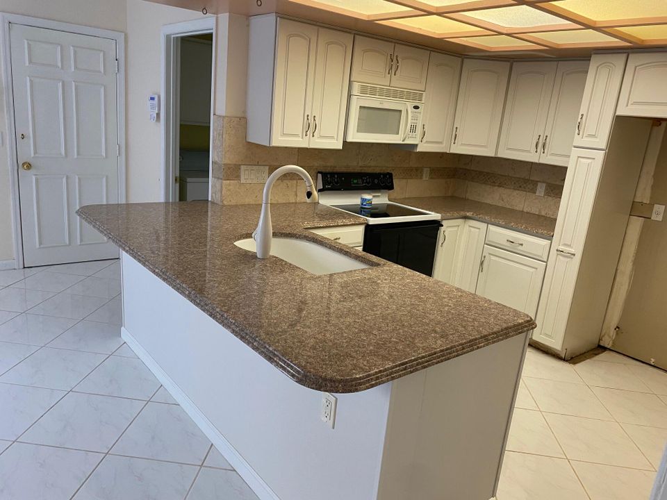 Activo con contrato: $549,900 (3 camas, 2 baños, 1981 Pies cuadrados)