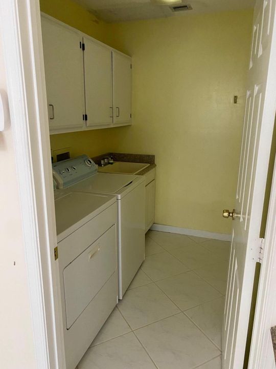 Activo con contrato: $549,900 (3 camas, 2 baños, 1981 Pies cuadrados)