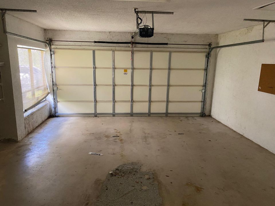 Activo con contrato: $549,900 (3 camas, 2 baños, 1981 Pies cuadrados)