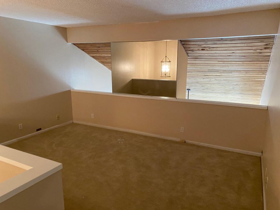 Activo con contrato: $549,900 (3 camas, 2 baños, 1981 Pies cuadrados)