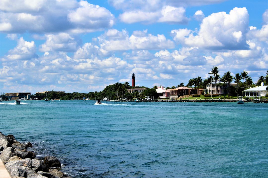 Activo con contrato: $549,900 (3 camas, 2 baños, 1981 Pies cuadrados)