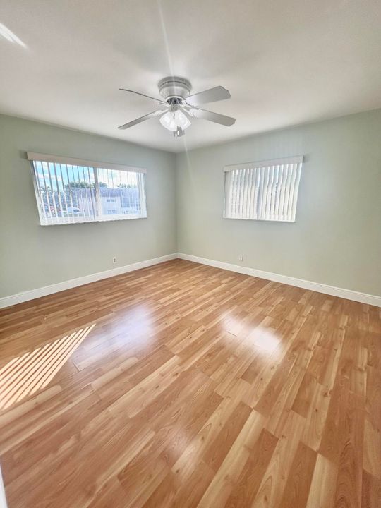 合同活跃: $210,000 (2 贝兹, 2 浴室, 899 平方英尺)