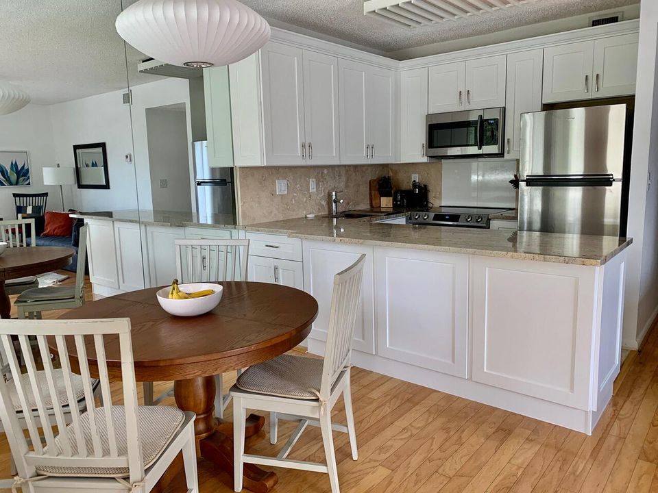 出租: $5,000 (2 贝兹, 2 浴室, 925 平方英尺)