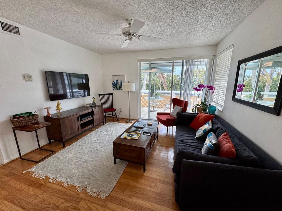 出租: $5,000 (2 贝兹, 2 浴室, 925 平方英尺)