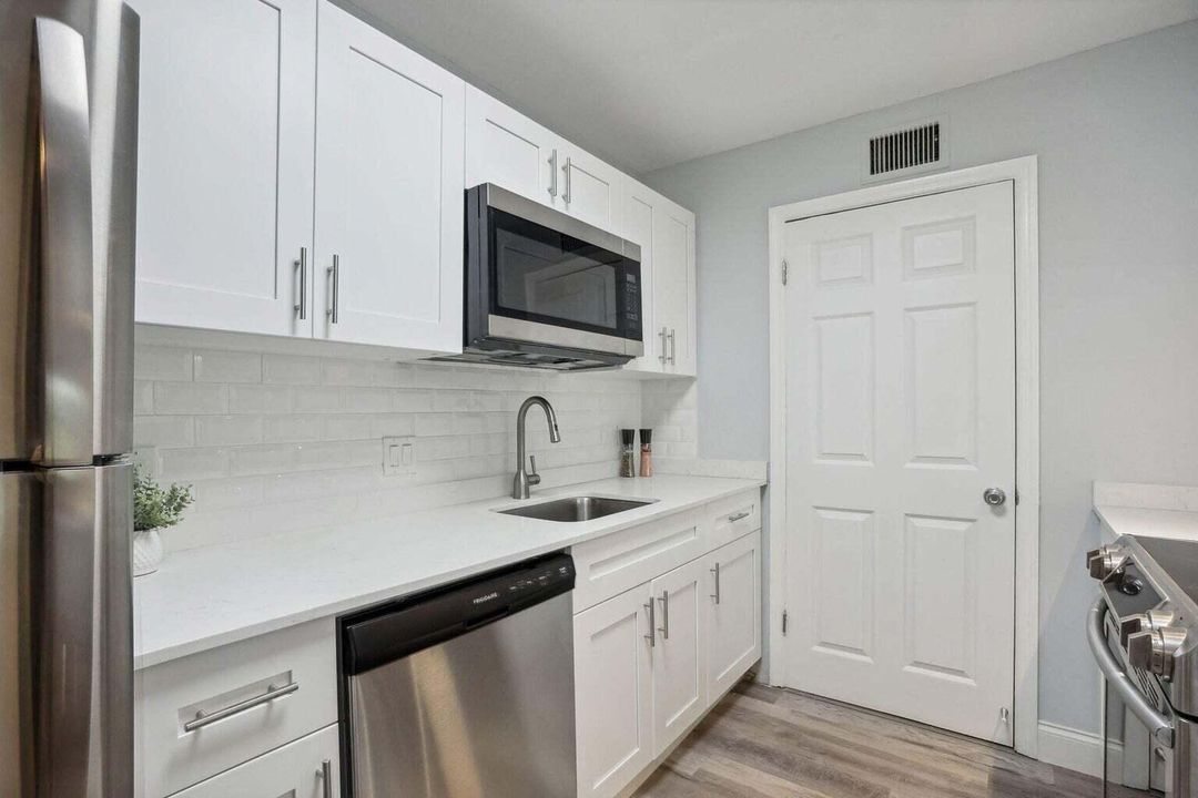 For Rent: $2,000 (2 beds, 1 baths, 758 Square Feet)