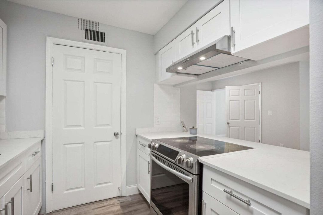 For Rent: $2,000 (2 beds, 1 baths, 758 Square Feet)