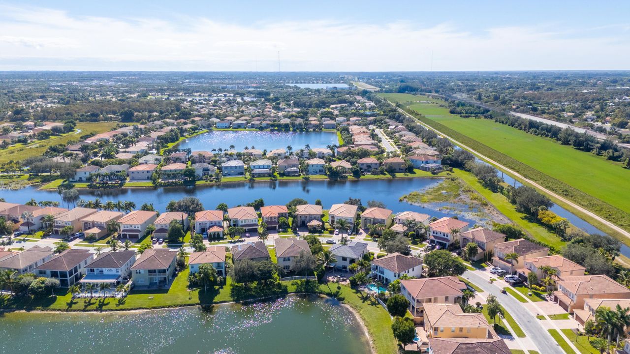 合同活跃: $699,000 (4 贝兹, 3 浴室, 3130 平方英尺)