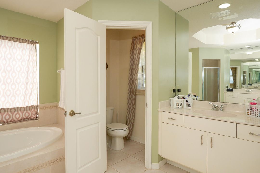 Под контрактом: $439,900 (4 спален, 2 ванн, 2310 Квадратных фут)