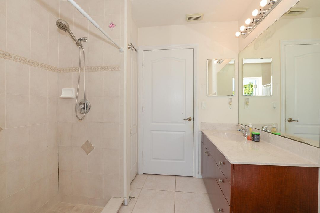 Под контрактом: $439,900 (4 спален, 2 ванн, 2310 Квадратных фут)