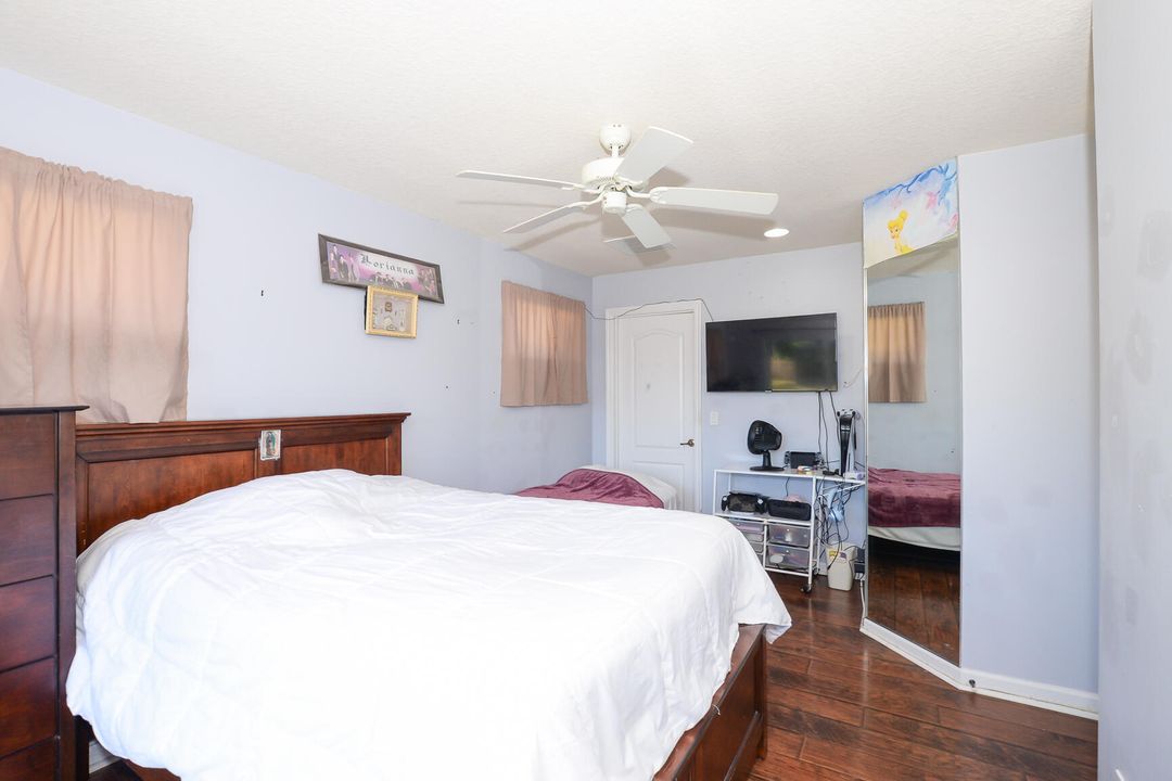 Под контрактом: $439,900 (4 спален, 2 ванн, 2310 Квадратных фут)